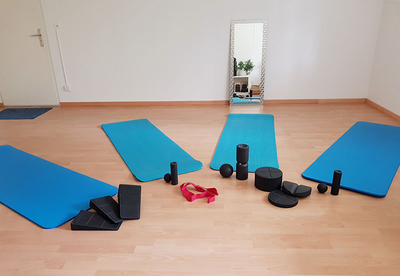 Bewegungsraum mit Gymnastikmatten, Faszienrollen und Trainingsgeräten für die Bewegungsgruppe