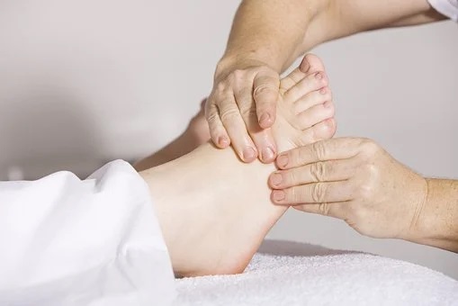Fussreflexzonentherapie – Hände massieren sanft einen Fuss